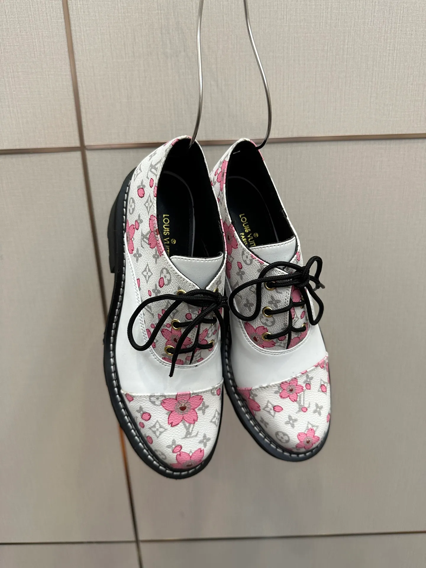 👟👟Ex-factory price 720👟👟 LOUIS VUITTON Louis Vuitton counter latest model top version LV inner cowhide material is real! Original 1:1 material reproduction! Modern and casual in one! Release a strong aura like a queen 🔥Capture everyone's attention instantly💃 Inner/foot pads: imported cowhide Fabric: cowhide Outsole: full genuine leather Code number: 35-41 (40, 41, 42 customizations are not returnable)